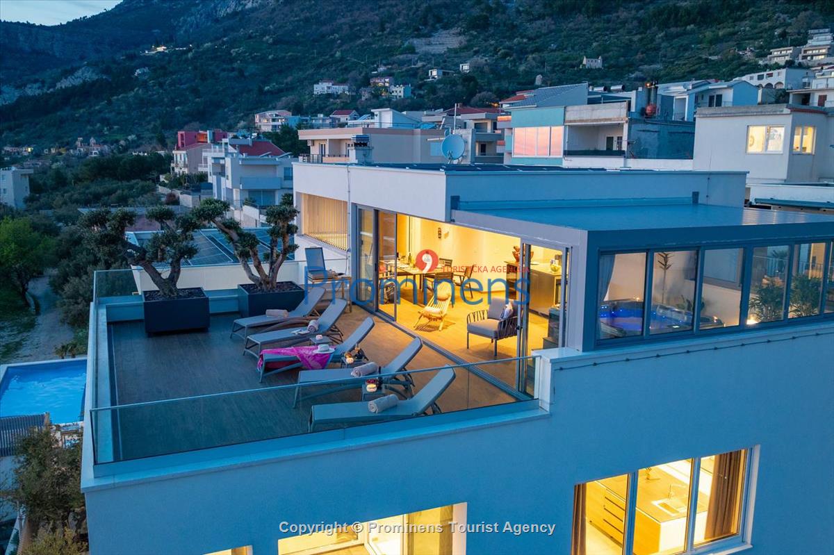 Luxus Penthouse Sara mit Meerblick, Dachterrasse mit Whirlpool, Sonnenliegen, Essbereich und Küche,  Parkplatz , E Ladestation inklusive. 