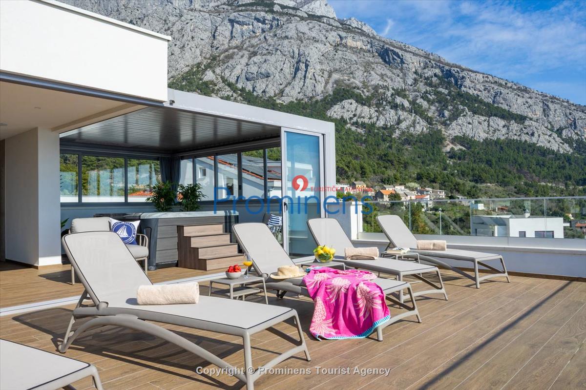 Luxus Penthouse Sara mit Meerblick, Dachterrasse mit Whirlpool, Sonnenliegen, Essbereich und Küche,  Parkplatz , E Ladestation inklusive. 