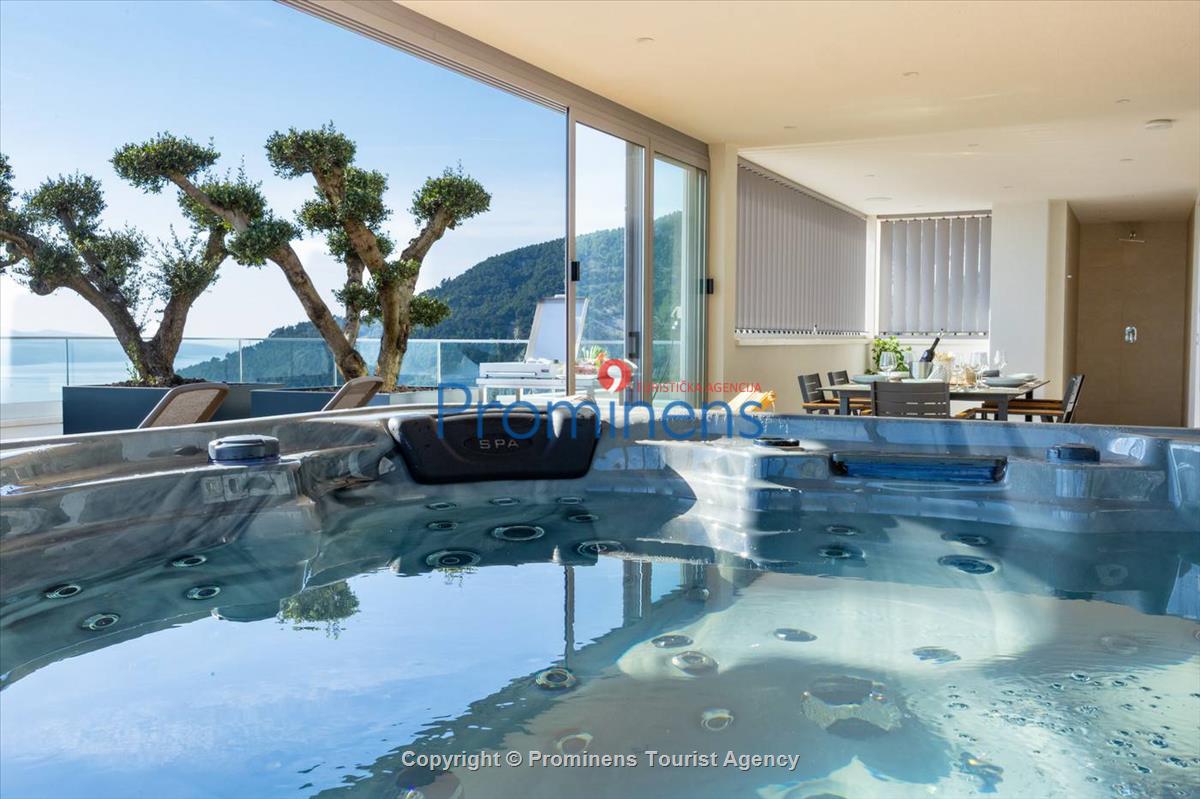 Luxus Penthouse Sara mit Meerblick, Dachterrasse mit Whirlpool, Sonnenliegen, Essbereich und Küche,  Parkplatz , E Ladestation inklusive. 