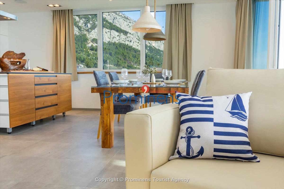 Luxus Penthouse Sara mit Meerblick, Dachterrasse mit Whirlpool, Sonnenliegen, Essbereich und Küche,  Parkplatz , E Ladestation inklusive. 