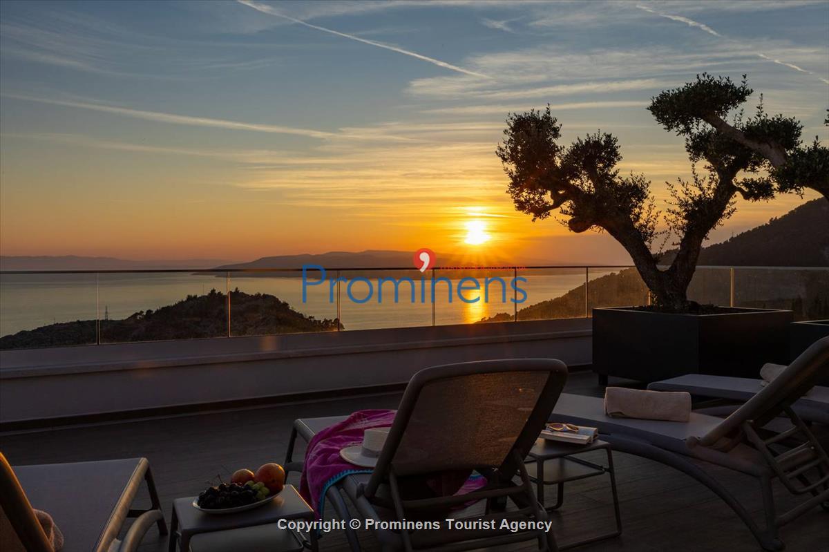 Luxus Penthouse Sara mit Meerblick, Dachterrasse mit Whirlpool, Sonnenliegen, Essbereich und Küche,  Parkplatz , E Ladestation inklusive. 