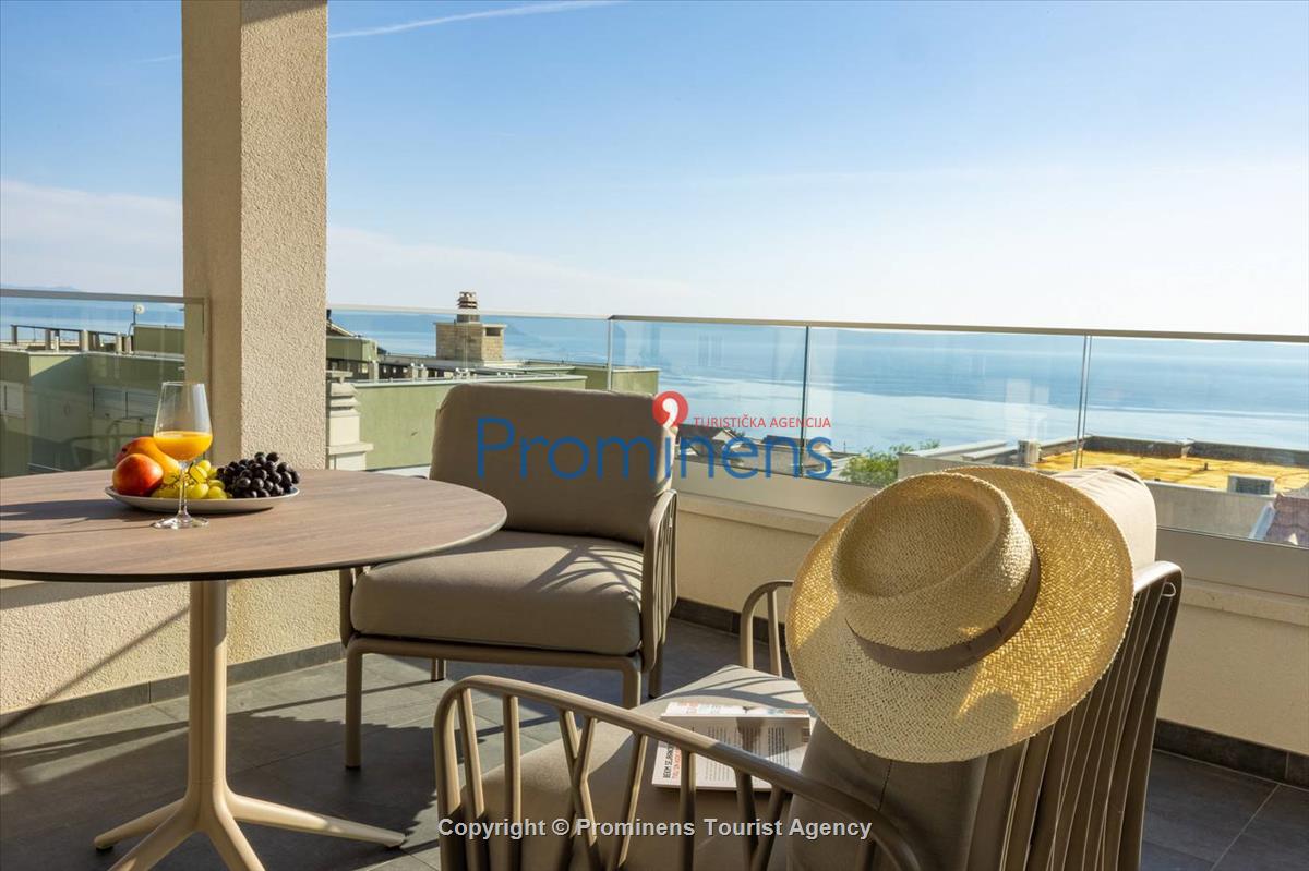 Luxus Penthouse Sara mit Meerblick, Dachterrasse mit Whirlpool, Sonnenliegen, Essbereich und Küche,  Parkplatz , E Ladestation inklusive. 