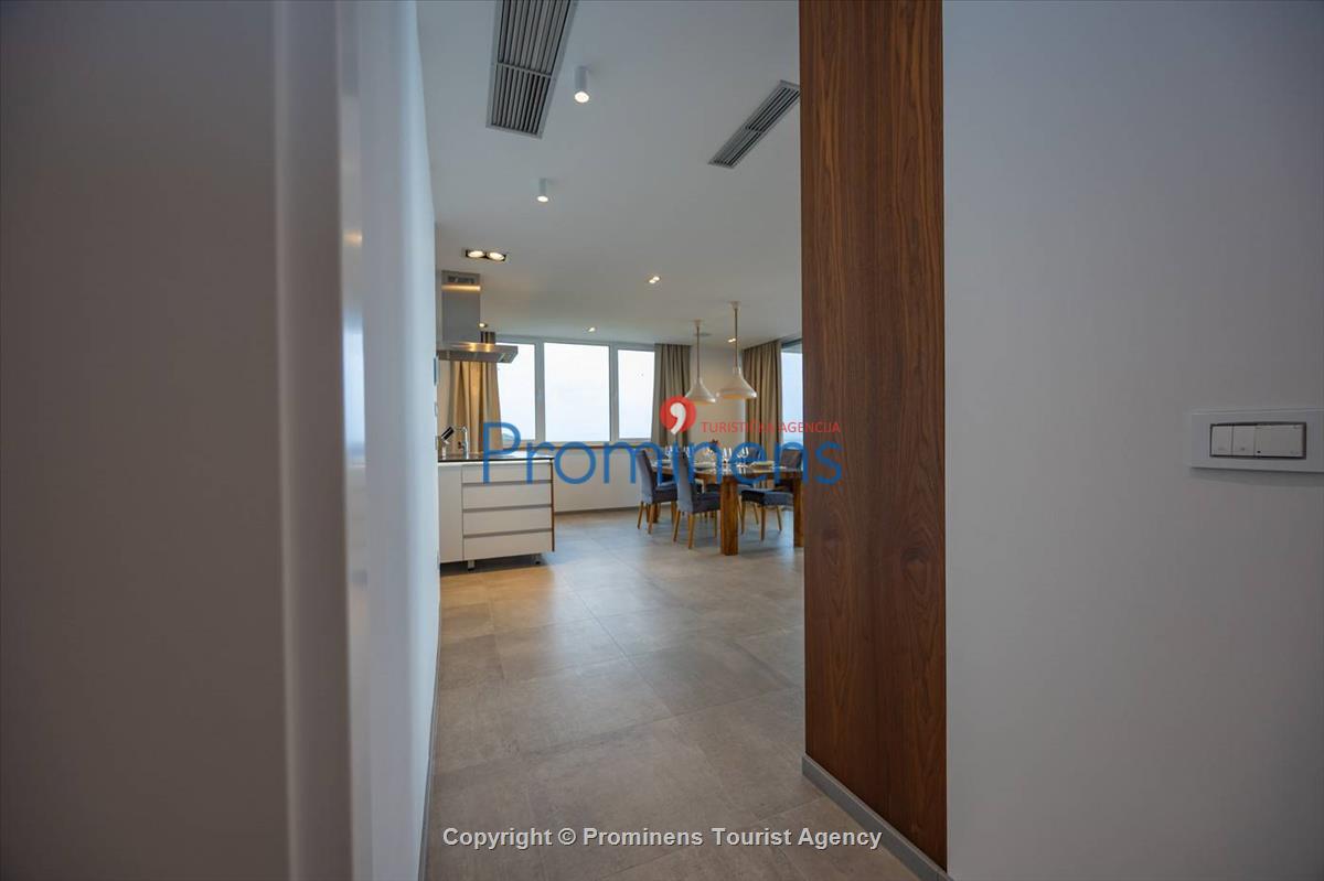 Luxus Penthouse Sara mit Meerblick, Dachterrasse mit Whirlpool, Sonnenliegen, Essbereich und Küche,  Parkplatz , E Ladestation inklusive. 