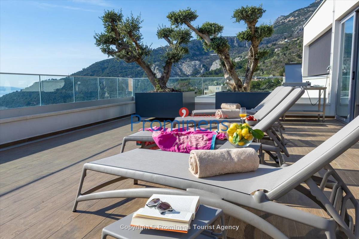 Luxus Penthouse Sara mit Meerblick, Dachterrasse mit Whirlpool, Sonnenliegen, Essbereich und Küche,  Parkplatz , E Ladestation inklusive. 