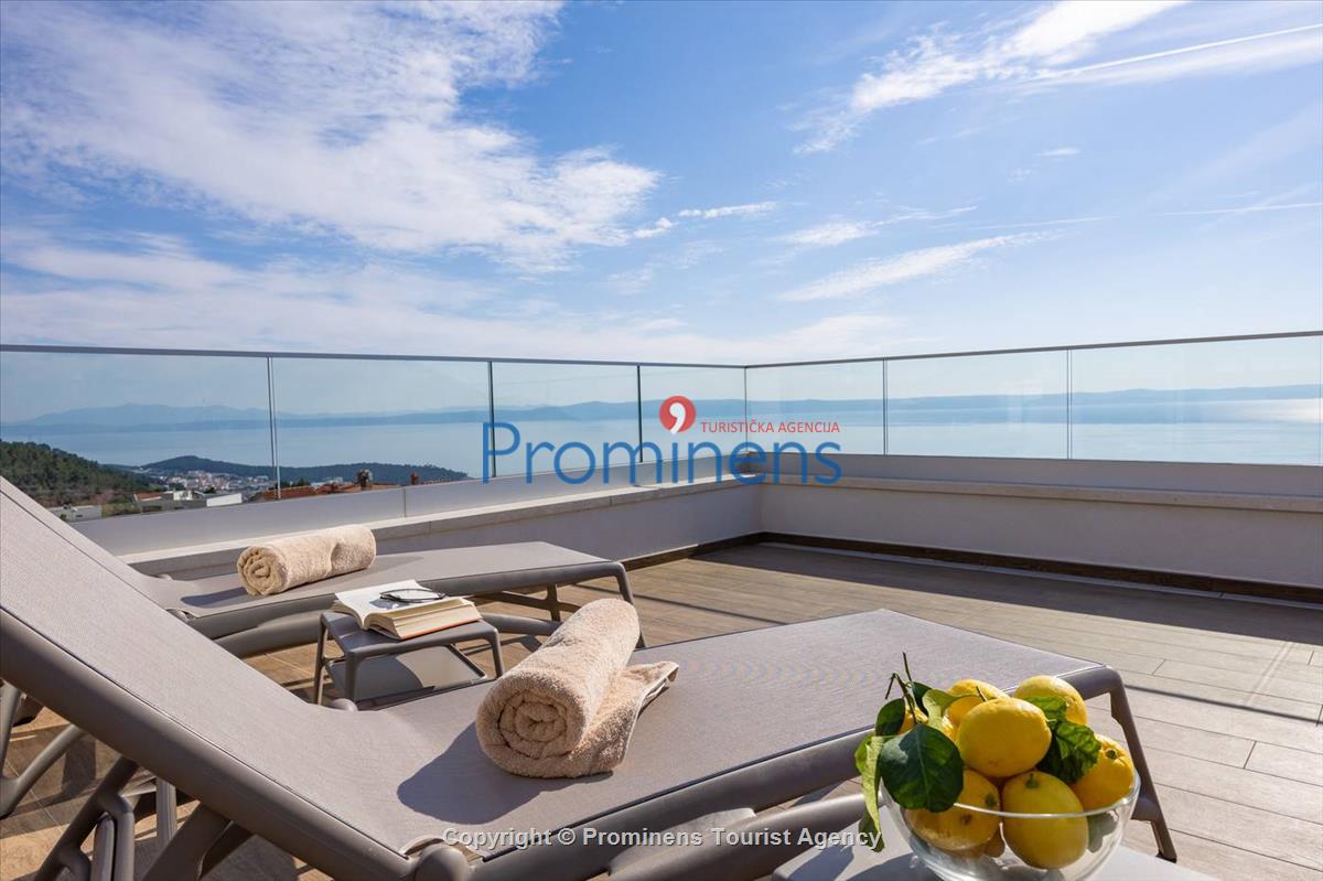Luxus Penthouse Sara mit Meerblick, Dachterrasse mit Whirlpool, Sonnenliegen, Essbereich und Küche,  Parkplatz , E Ladestation inklusive. 