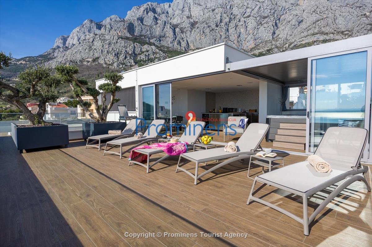 Luxus Penthouse Sara mit Meerblick, Dachterrasse mit Whirlpool, Sonnenliegen, Essbereich und Küche,  Parkplatz , E Ladestation inklusive. 