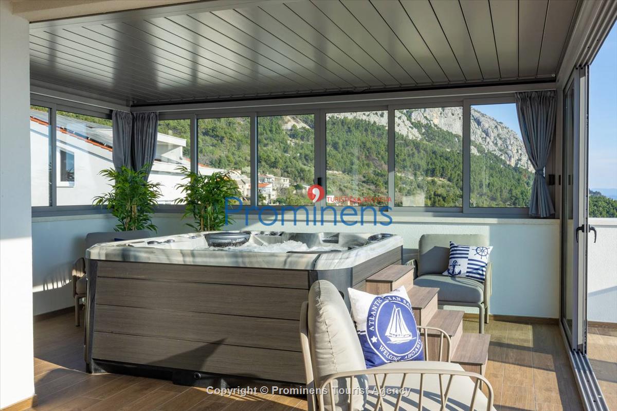 Luxus Penthouse Sara mit Meerblick, Dachterrasse mit Whirlpool, Sonnenliegen, Essbereich und Küche,  Parkplatz , E Ladestation inklusive. 