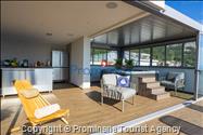 Luxus Penthouse Sara mit Meerblick, Dachterrasse mit Whirlpool, Sonnenliegen, Essbereich und Küche,  Parkplatz , E Ladestation inklusive. 