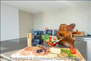 Luxus Penthouse Sara mit Meerblick, Dachterrasse mit Whirlpool, Sonnenliegen, Essbereich und Küche,  Parkplatz , E Ladestation inklusive. 