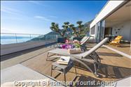 Luxus Penthouse Sara mit Meerblick, Dachterrasse mit Whirlpool, Sonnenliegen, Essbereich und Küche,  Parkplatz , E Ladestation inklusive. 