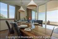 Luxus Penthouse Sara mit Meerblick, Dachterrasse mit Whirlpool, Sonnenliegen, Essbereich und Küche,  Parkplatz , E Ladestation inklusive. 