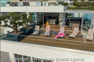 Luxus Penthouse Sara mit Meerblick, Dachterrasse mit Whirlpool, Sonnenliegen, Essbereich und Küche,  Parkplatz , E Ladestation inklusive. 