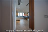 Luxus Penthouse Sara mit Meerblick, Dachterrasse mit Whirlpool, Sonnenliegen, Essbereich und Küche,  Parkplatz , E Ladestation inklusive. 
