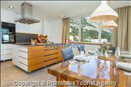 Luxus Penthouse Sara mit Meerblick, Dachterrasse mit Whirlpool, Sonnenliegen, Essbereich und Küche,  Parkplatz , E Ladestation inklusive. 