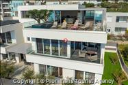 Luxus Penthouse Sara mit Meerblick, Dachterrasse mit Whirlpool, Sonnenliegen, Essbereich und Küche,  Parkplatz , E Ladestation inklusive. 