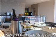 Luxus Penthouse Sara mit Meerblick, Dachterrasse mit Whirlpool, Sonnenliegen, Essbereich und Küche,  Parkplatz , E Ladestation inklusive. 