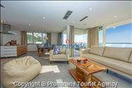 Luxus Penthouse Sara mit Meerblick, Dachterrasse mit Whirlpool, Sonnenliegen, Essbereich und Küche,  Parkplatz , E Ladestation inklusive. 