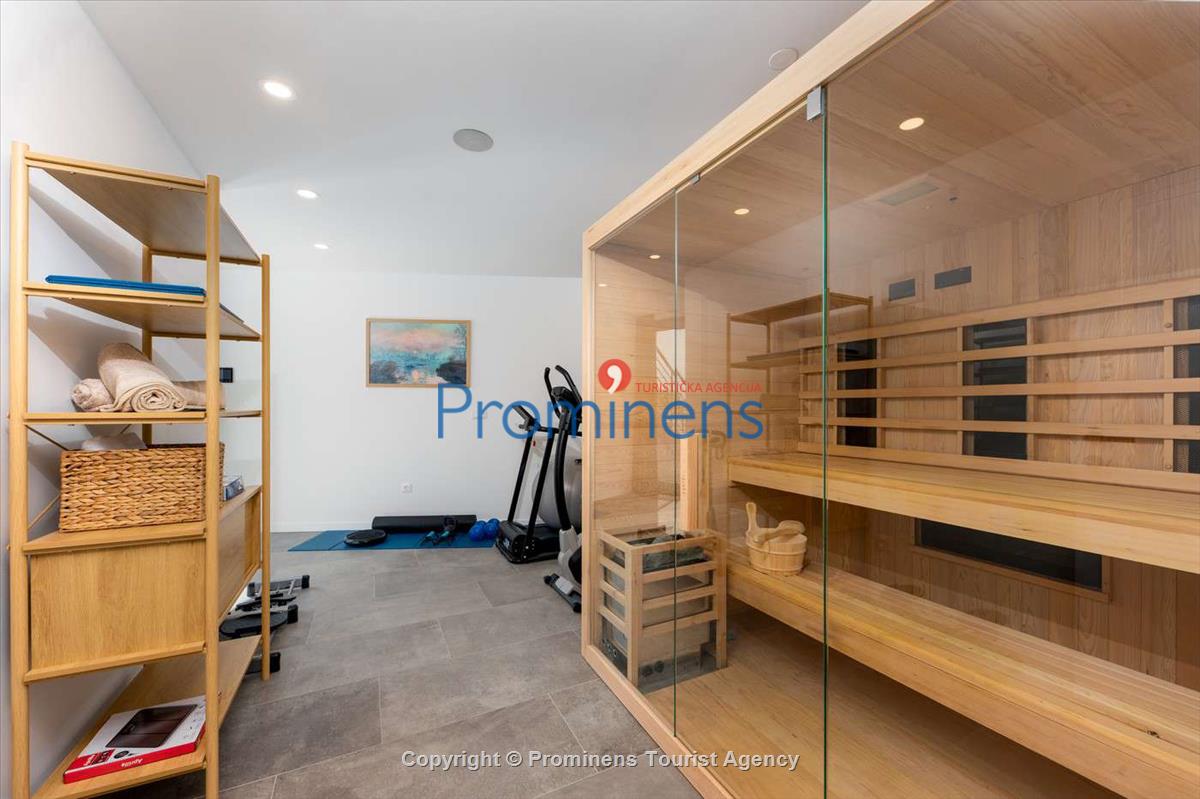 Villa Šime Brela – bazen, pogled na more, fitnes, 4 osobe