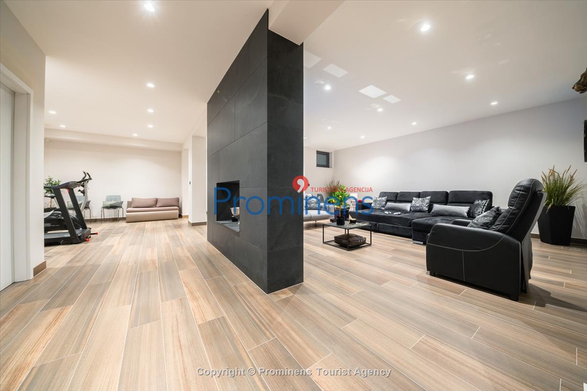 Villa Hota Makarska – Beheizter Pool, Whirlpool, Sauna, Fitnessraum, für 8 Personen
