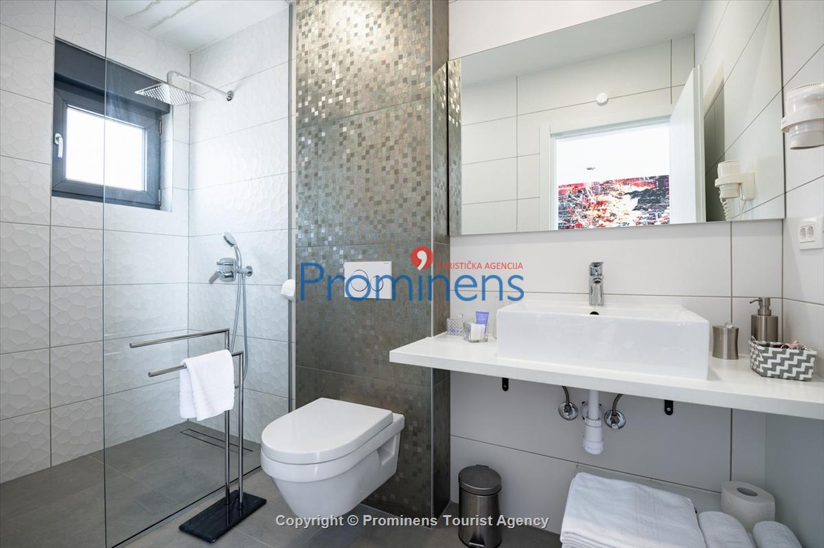 Villa Hota Makarska – Beheizter Pool, Whirlpool, Sauna, Fitnessraum, für 8 Personen
