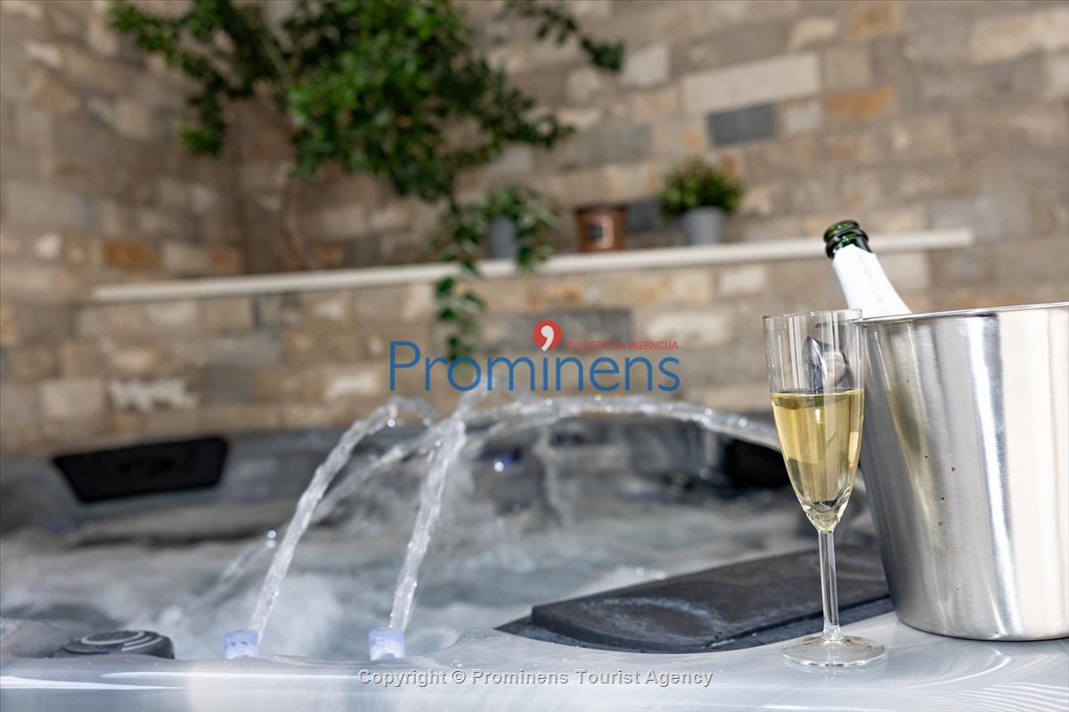 Ferienhaus Villa Oscar in Makarska mit beheiztem Pool, Whirlpool, Terrasse und Meerblick- ruhiger Familienurlaub