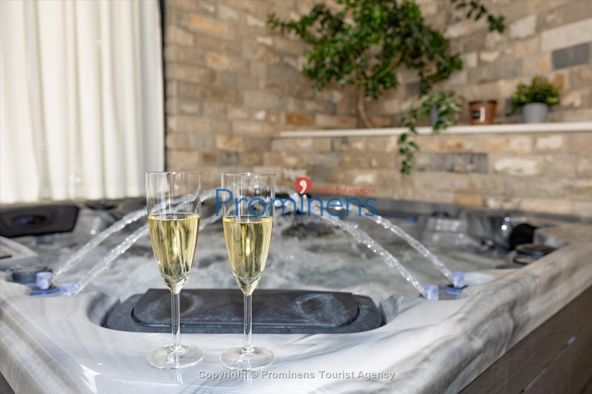 Ferienhaus Villa Oscar in Makarska mit beheiztem Pool, Whirlpool, Terrasse und Meerblick- ruhiger Familienurlaub